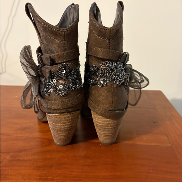 Dolce by Mojo Moxy Brown Suede Ankle Boots Bow Sequin Heel 9M - Picture 5 of 8